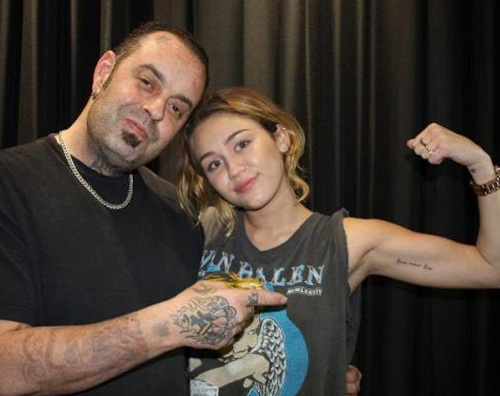 miley love Un nuovo tatuaggio per Miley Cyrus