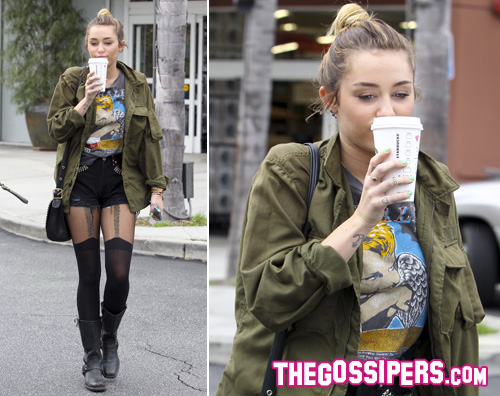 miley starbucks Miley Cyrus si fa notare da Starbucks