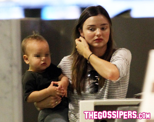 miranda aeroporto Miranda Kerr in viaggio con il piccolo Flynn