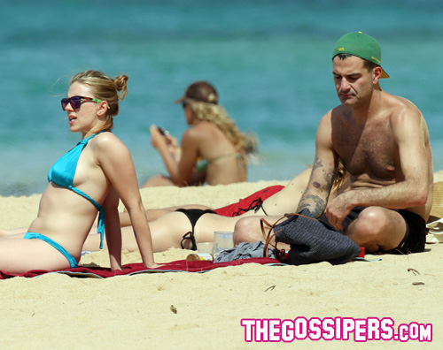 scarlett compagno Scarlett Johansson al mare con il compagno... e la cellulite!