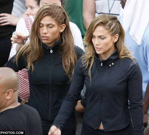 25457555 500x453 La controfigura di Jennifer Lopez? E un uomo!
