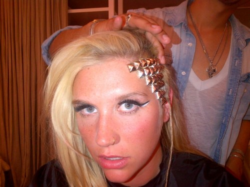 pyecc 500x375 Borchie anche in testa per Ke$ha
