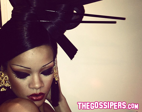 rihanna coldplay Rihanna diventa una geisha per il nuovo video