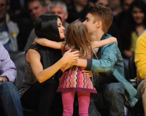 bimba Selena e Justin scelti dalla kiss cam