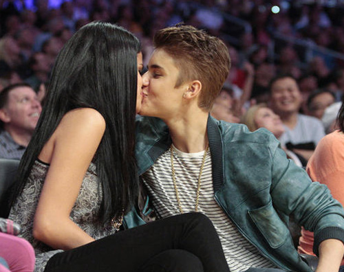 justin selena bacio1 Selena e Justin scelti dalla kiss cam