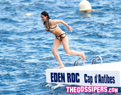 michelle cannes Michelle Rodriguez fa il bagno a Cannes