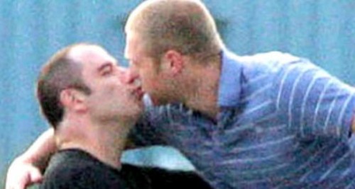 travoltakiss 500x267 John Travolta scaccia le voci sulla sua omosessualità con un bacio alla moglie