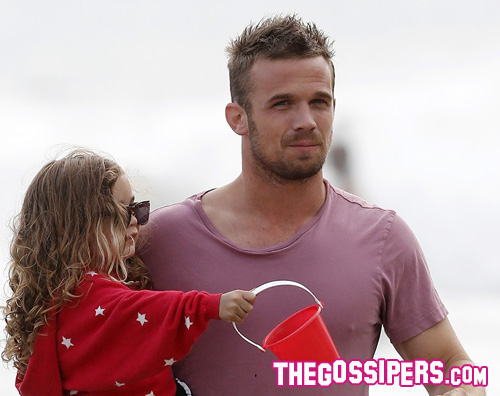 cam1 Cam Gigandet in spiaggia con la figlia