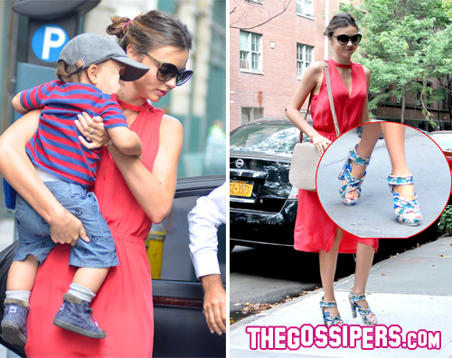 kikapress3 Miranda Kerr, tacchi alti e Flynn in braccio...