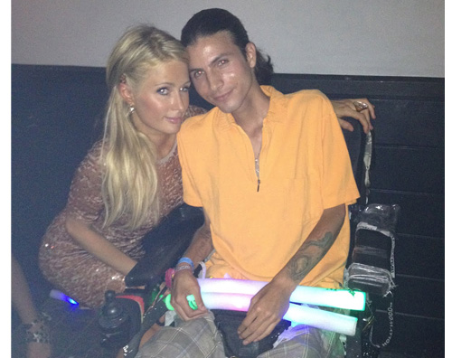 parios mike Paris Hilton aiuta un ragazzo disabile