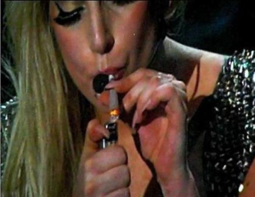 lady gaga pot marijuana amsterdam 500x386 Lady GaGa tra fiori e marijuana