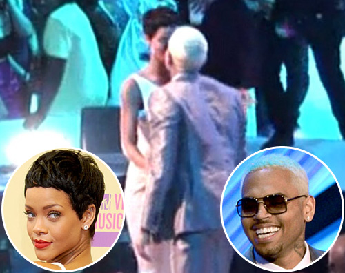 rihanna chris bacio VMAs 2012: Il mezzo bacio tra Rihanna e Chris Brown