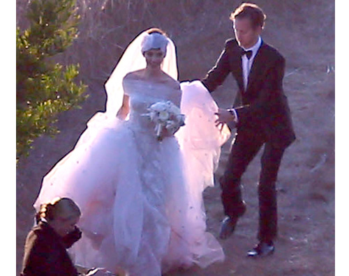 adam anne Anne Hathaway è una donna sposata!