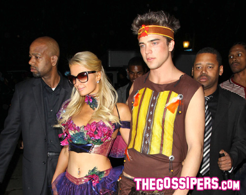 paris-river paris river Paris Hilton festeggia Halloween con il fidanzato