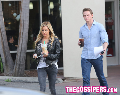 tisdale1 Tappa da Starbucks per Ashley Tisdale