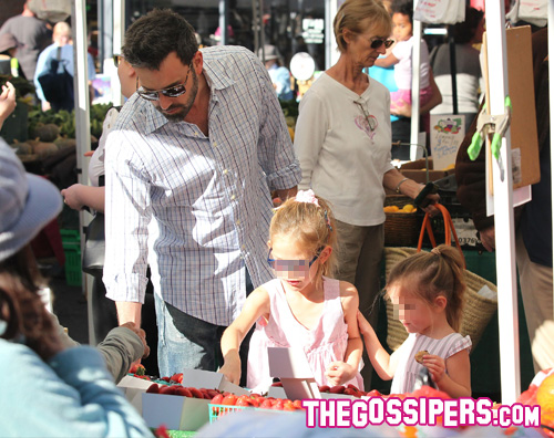 ben1 Ben Affleck al Farmers Market con le bimbe