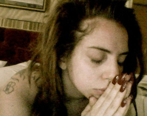 gaga prega Lady GaGa prega per le vittime dellincendio in Brasile