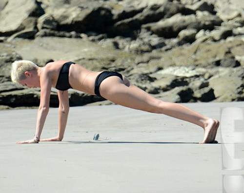 miley yoga Miley Cyrus fa yoga sulla spiaggia