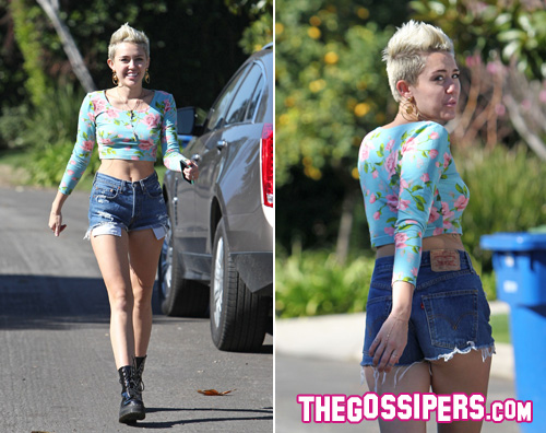 cyrus1 Miley Cyrus: top floreale e shorts a vita alta