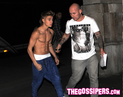 bieber Justin Bieber a petto nudo nella notte di Londra