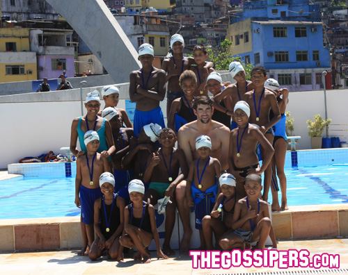 phelps Michael Phelps fa visita ad una favela