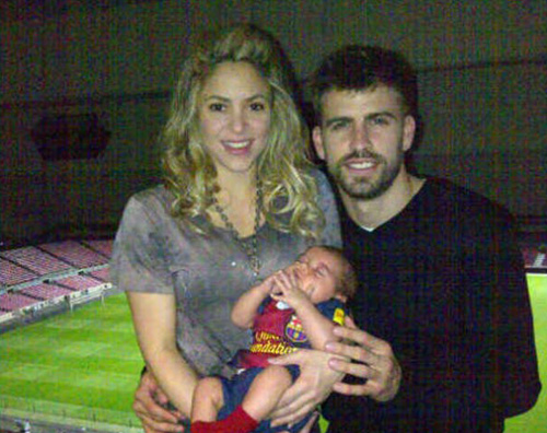 shakira Shakira fa il tifo per il Barcellona con il figlio