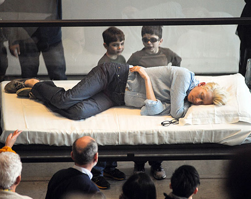 tilda Tilda Swinton dorme al MOMA di New York