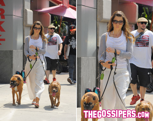 Jessica Biel usa dei collari elettrici per i suoi cani bielcollare2 Jessica Biel usa dei collari elettrici per i suoi cani