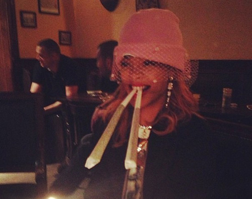 riricanne1 Rihanna si diverte in un coffee shop