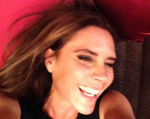 vicbeck Victoria Beckham sorride! Ecco la prova.