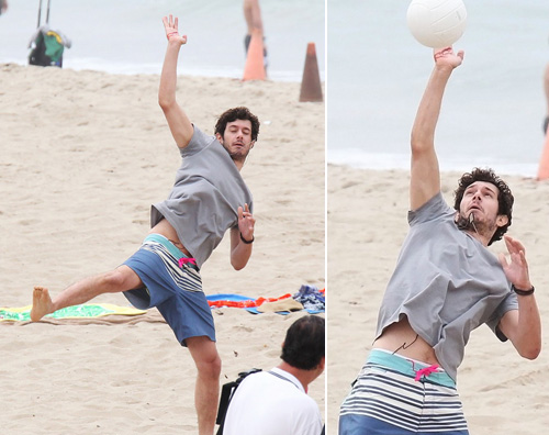 adambrody2 Adam Brody si diverte con il beach volley