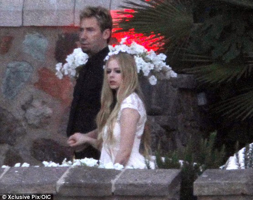 avril2 Nuove foto dal matrimonio in nero di Avril Lavigne