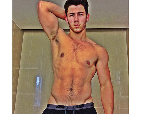 nickjonas Nick Jonas mostra il fisico su Instagram