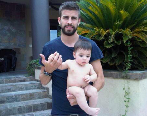 pique1 Il piccolo Milan in vacanza con mamma e papà