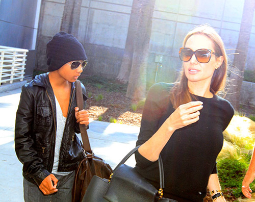 dlisted angie1 Angelina Jolie in aeroporto con Maddox