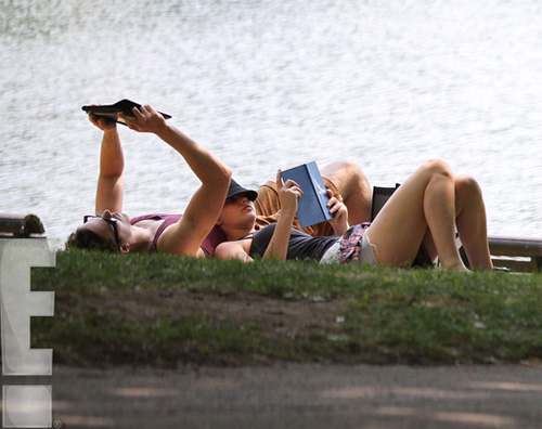 jennifer nicholas Jennifer Lawrence legge Mockingjay al parco