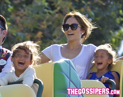 jlo disnyelnad Jennifer Lopez a Disneyland con i gemellini