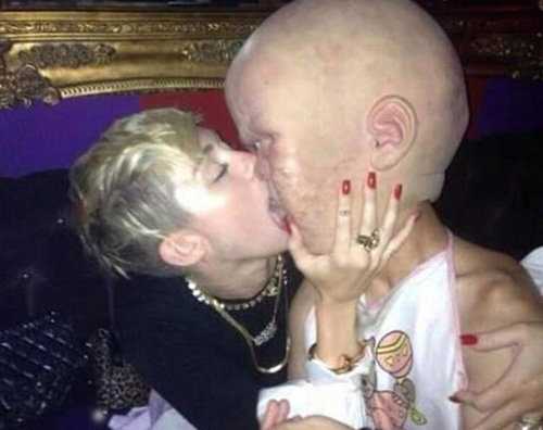 miley cyrus bacio Miley Cyrus bacia un neonato gigante