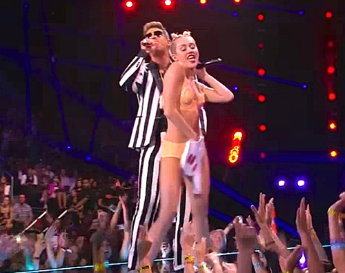 Miley Cyrus dà scandalo ai VMAs mileyvma Miley Cyrus dà scandalo ai VMAs