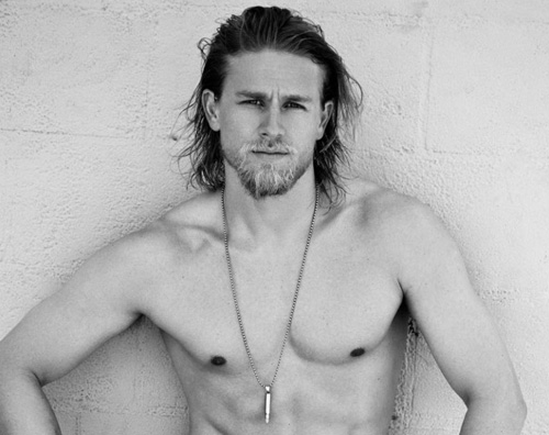 charlie hunnam Charlie Hunnam difende la sua fidanzata dalle critiche delle fan