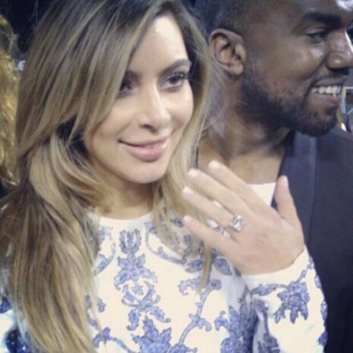 HyqAHiG Kim Kardashian e Kanye West si sono fidanzati ufficialmente