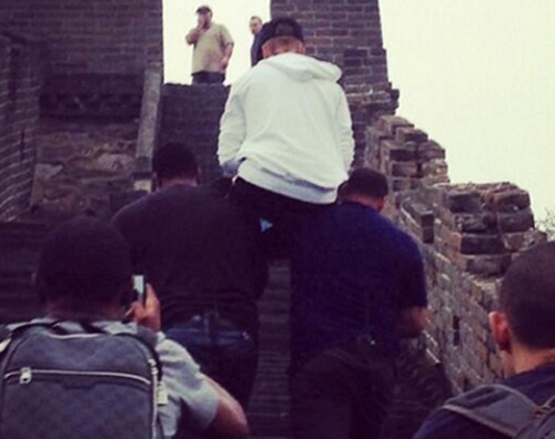 bieber 1 Justin Bieber in spalla ai bodyguards sulla muraglia cinese