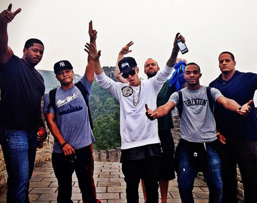 bieber2 Justin Bieber in spalla ai bodyguards sulla muraglia cinese