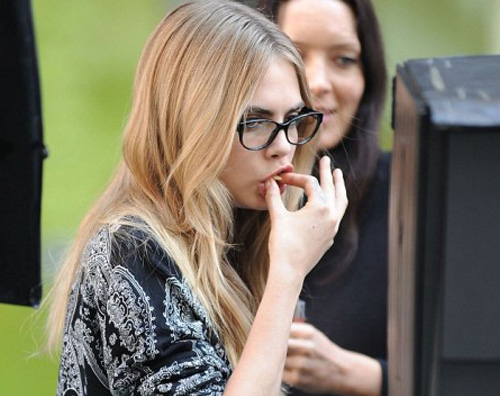 cara1 Cara Delevingne fa pausa da McDonalds