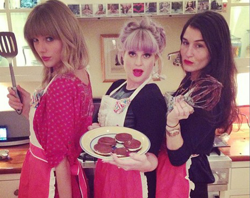 Taylor Swift e Kelly Osbourne si danno alla cucina cuoche Taylor Swift e Kelly Osbourne si danno alla cucina
