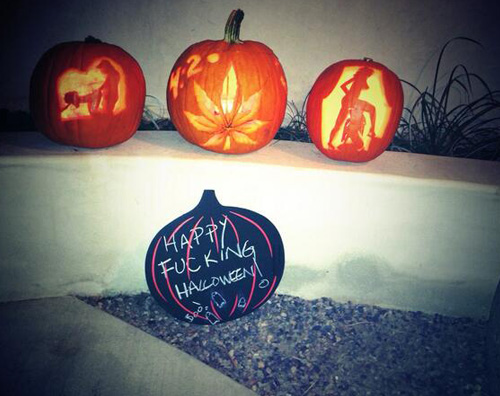 mileyhalloween Miley gioca con le parrucche per Halloween