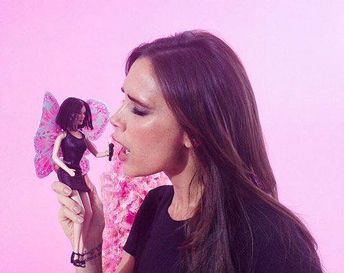 bekcham bambola Victoria Beckham duetta con la sua bambola