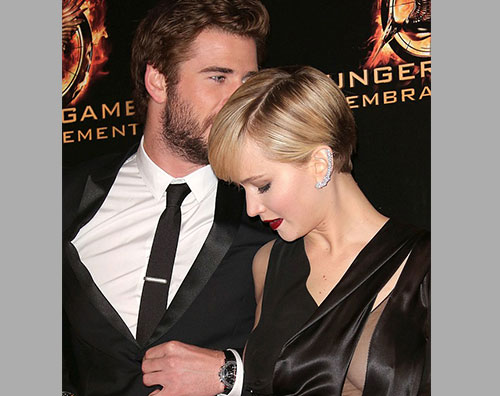 j2 Liam Hemsworth salva Jennifer Lawrence sul red carpet