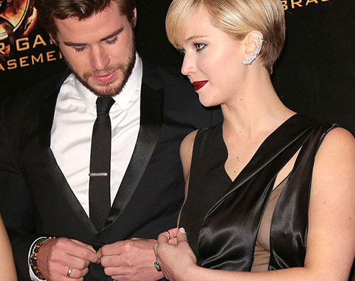 Liam Hemsworth salva Jennifer Lawrence sul red carpet j3 Liam Hemsworth salva Jennifer Lawrence sul red carpet