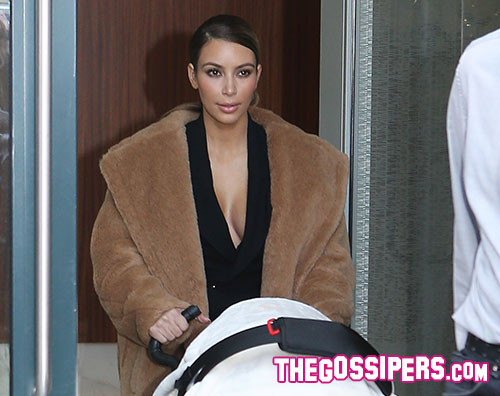 kim1 Kim Kardashian protegge la figlia dai paparazzi